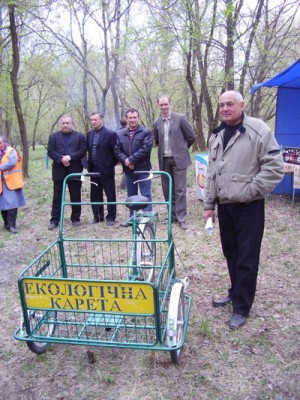 Андрій Река поруч з місцевим ноу-хау — екокаретою