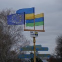 У центрі Нових Санжар замайоріли прапори Євросоюзу, України і селища